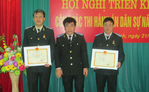 Thừa ủy quyền, đồng chí Hồ Ngọc Dinh – Cục trưởng Cục THA trao bằng khen Chiến sĩ thi đua ngành Tư pháp năm 2012 của Bộ Tư pháp cho 2 cá nhân đã có thành tích xuất sắc năm 2012.
